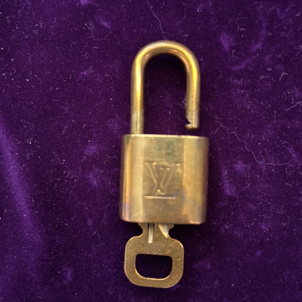 #️⃣3️⃣0️⃣3️⃣ Authentic LV Lock & Key - Picture 4 of 8